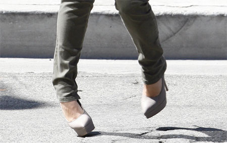 Kim_Kardashian_Twisted_Ankle_TOP